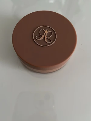 Anastasia Beverly Hills Cream Bronzer - Säljer en Anastasia Beverly Hills Cream Bronzer i färgen Golden Tan. Krämig formula som ger en naturlig solkysst look. Perfekt för att skulptera och ge värme till ansiktet.