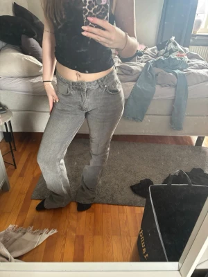 Gråa utsvängda jeans - Säljer ett par gråa utsvängda jeans från Gina Tricot❤️