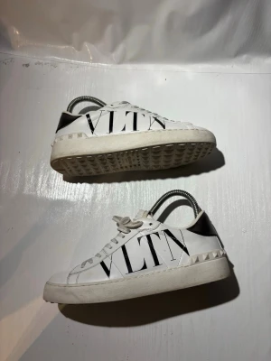 Valentino skor - Hej! Säljer nu mina skor från märket valentino, storlek 36, bra skick. Tveka inte på att höra av er vid frågor!