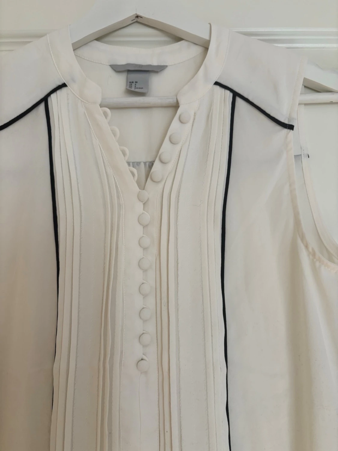 Vit ärmlös blus med svarta detaljer - 3