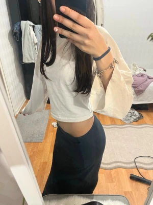 Svart lång tight kjol - Säljer en mörkblå kjol, jättefin fin man kan ha på sommaren säljer den för använder tyg inte den är i bra sick också💕💕