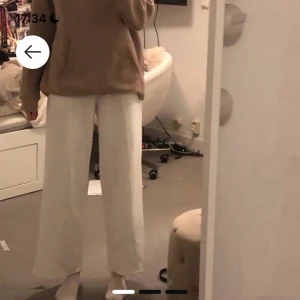 Vita mjukisbyxor - Använd någon enstaka gång. De är i storlek small. Jag är 174 cm lång. Säljer för 120kr + frakt. Vid frågor är det bara att skicka ett meddelande✨
