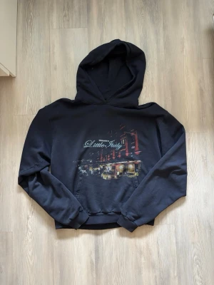 Fivefourfive hoodie - Mörkblå hoodie från märket FiveFourFive (545). Tryck ”Welcome to little italy” på framsidan och litet 545 tryck på baksidan. Storlek S men sitter overisized. Använd väldigt fåtal gånger. Otroligt skön hoodie med riktigt bra kvalité, 100% bomull.