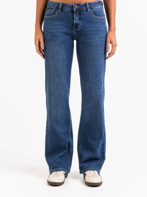 Blå raka jeans med mid waist - Säljer mina jeans i modellen  ”	Dina 02Mid Raka Jeans - Classic Blue” från MADLADY. Har aldrig använts, bara testats. Dem är lite mer stretchiga och sitter åt riktigt bra i midjan. Bilder kan skickas till seriösa köpare :)