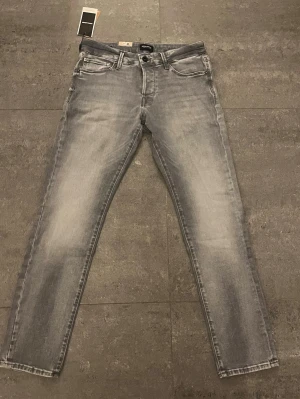 gråa jeans  - JJIGLENN JJICON JJ 257 50SPS NOOS JEANS MED SLIM FIT! Storlek 32/32 från Jack & Jones. Aldrig använda med prislapp kvar, säljer då de är för små och inte hann lämna tillbaka! Nypris 900kr