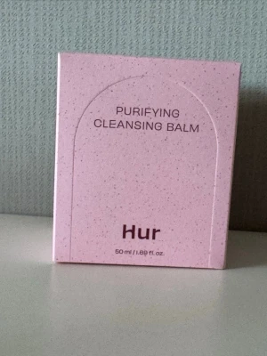 Hur Purifying Cleansing Balm 50ml - Hur Purifying Cleansing Balm, 50 ml. En praktisk förpackning där man skruvar upp  rengöringsbalmet som smälter bort smink och orenheter. Innehåller bland annat solrosolja, ricinolja och fruktextrakt. Perfekt för dig som vill ha en effektiv och skonsam rengöring.