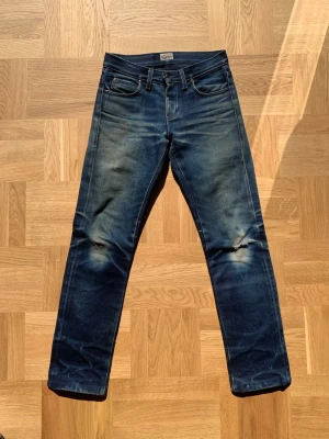Naked & Selvedge 22oz selvedge jeans - Jeans från Naked & Famous i 22oz selvedge denim. Extremt hög kvalitet med kraftiga fades från naturlig användning. Storlek 29 men utgå från måtten:  Ytterben: 100 Innerben: 76 Midja: 39 Benöppning: 17,5  Skriv vid frågor eller funderingar! /william
