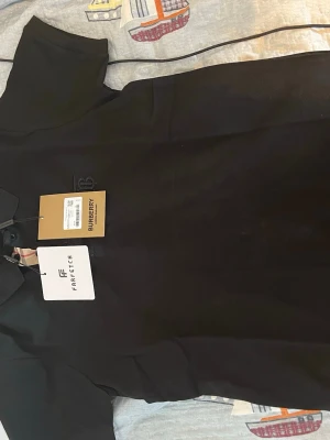 Burberry Piké - Säljer den då jag inte använder den. För frågor skriv till mig. Jag kan både frakta och mötas i Stockholm