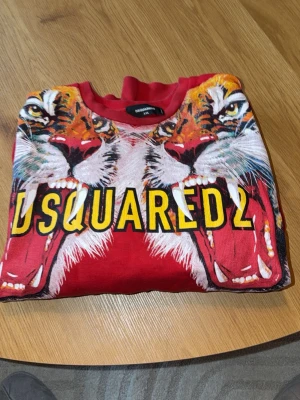 DSQUARED2 Tröja Röd - Äkta DSQUARED2 tröja röd med lejon mönster. XXL passar XL