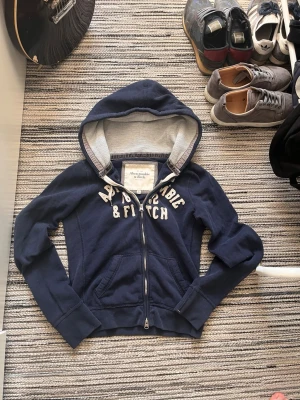Abercrombie & Fitch hoodie - Mörkblå hoodie från A&F med dubbelzip