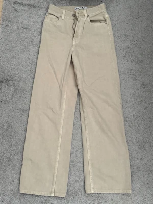 Beiga raka jeans från Stay - Snygga beiga jeans från Stay i rak modell med klassisk femficksdesign. Jeansen har hög midja och är tillverkade i ett mjukt bomullstyg. Perfekta för en clean och stilren look.