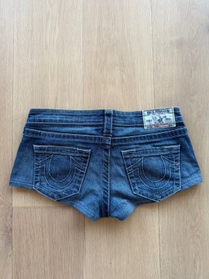 True Religion blå jeansshorts - Säljer ett par blå jeansshorts från True Religion då dom inte passar längre. Jätte fina och inga skador men där de fortfarande används! Storlek 25 