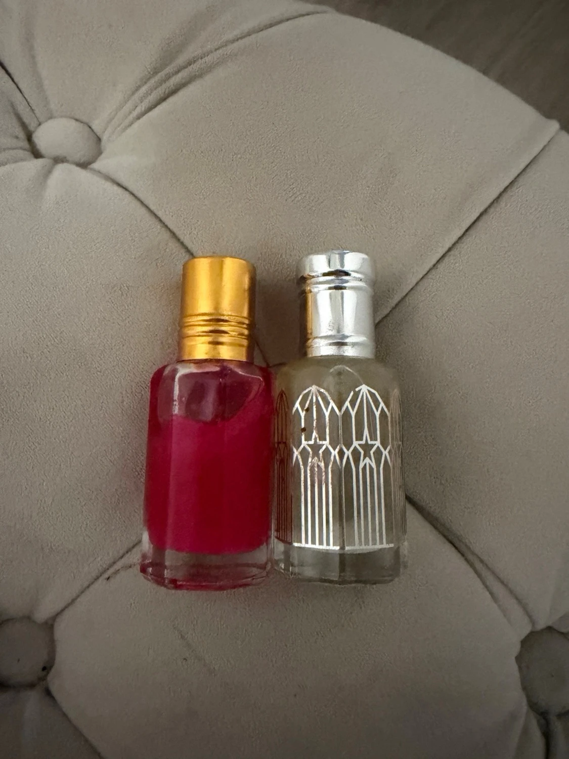 Två parfymolja i glas