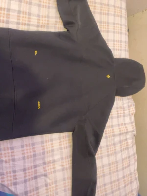 Svart Nike hoodie med dragkedja - Säljer en nocta tech som är använd i lite mer än 1 månad. Skulle passa perfekt för dig som är under 175.