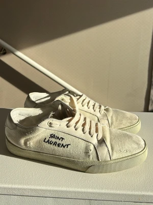 Saint Laurent skor - Hejjj och välkomna till BL nu säljer vi ett par saint Laurent skor i beige/vit färg perfekt till vår/sommar osäker på äktehet därav priset kom med frågor MVH BL