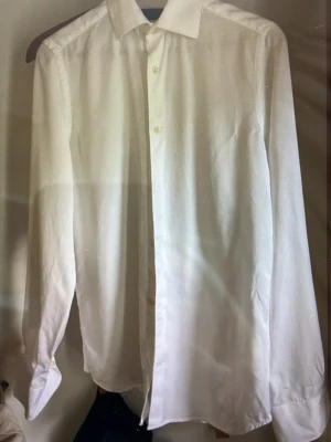 Klassisk vit skjorta Riley Slim fit Lyocell stl S - En stilren vit herrskjorta i mjuk lyocell från Brothers Riley. Slim fit. 100% lyocell. Använd en gång, nytvättad o struken. Mkt bra skick inga defekter. Nypris 799kr