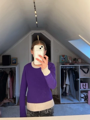 Lila stickad tröja från From Future - Snygg lila stickad tröja från From Future med kontrasterande vita ribbade muddar och krage. Tröjan har en klassisk passform och är perfekt för att addera färg till din garderob. Materialet känns mjukt och bekvämt.