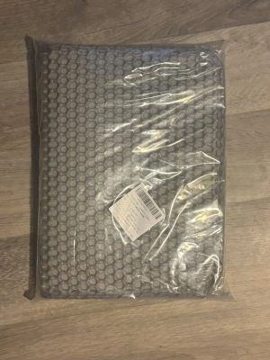 Smart kattsandmatta helt oöppnad - Helt oöppnad. 45x30cm Praktisk grå kattsandmatta med dubbel lager och hålstruktur som fångar upp sand från kattlådan. Tillverkad i mjukt och flexibelt plastmaterial, lätt att rengöra och perfekt att ha under kattlådan för att hålla golvet rent.