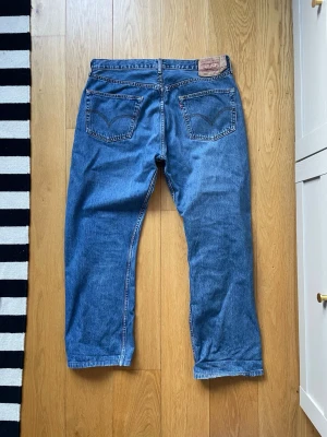 Blå raka Levi's jeans - Levis 501 i storlek w38 L34 men jag uppskattar de som w33 L32. Jeansen är i bra skick och det är bara att höra av dig om du har några frågor!