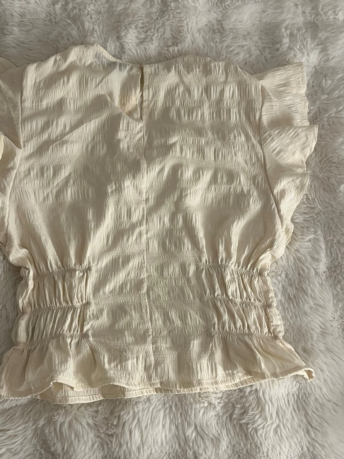 Vit blus med rynkdetaljer och volanger - 1