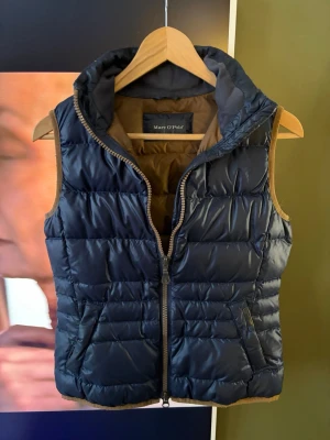 Mörkblå dunväst från Marc O'Polo - Snygg mörkblå dunväst från Marc O'Polo som knappt är använd 