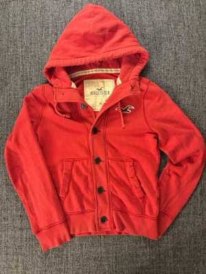 Hollister cardigan vintage – sällsynt modell, stl M - Riktigt fin vintage Hollister cardigan som inte längre produceras. Svår att hitta, speciellt i storlek S. Väldigt bra skick och snygg passform. • Storlek: M • Skick: Väldigt bra • Original vintage • Tjock & kvalitativ känsla Perfekt till både vardag och mer uppstyrda outfits. Skriv vid frågor eller för snabb affär ✌️ Skickas inom 24h 📦 