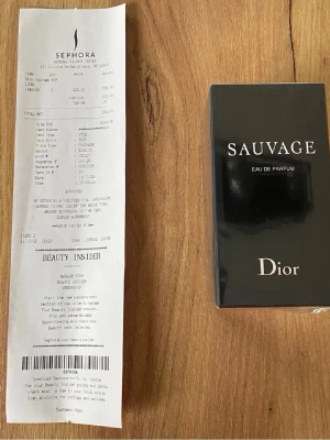 Dior Sauvage Eau de Parfum 60ml  - Dior Sauvage Eau de Parfum är en elegant herrdoft i en stilren, mörkblå glasflaska med svart kork. Förpackningen är svart med vit text och har en lyxig känsla. Doften är modern och maskulin, perfekt för dig som vill sticka ut. 60ml. ÄKTA till skillnad från de andra parfymer ute på marknaden. Öppnad endast för att testa och ta bilder. Skickar samma dag. Om ni undrar över något så är det bara att säga till