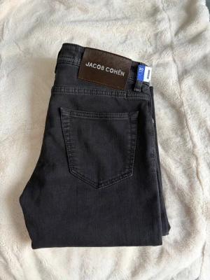 Nya Jacob Cohen  - Helt nya Jacob Cohen modell Nick storlek W30.          Pris går såklart att diskutera.                                             (Andra jeansen är även till salu).                                                  Vid fler funderingar tveka inte på att slå en signal!            /VS
