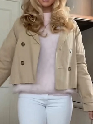 Beige croppad trenchcoat - Snygg beige croppad trenchcoat med dubbelknäppning och klassisk krage. Jackan har en loose passform och är perfekt för lager på lager. Passar till både jeans och kjol för en trendig look.