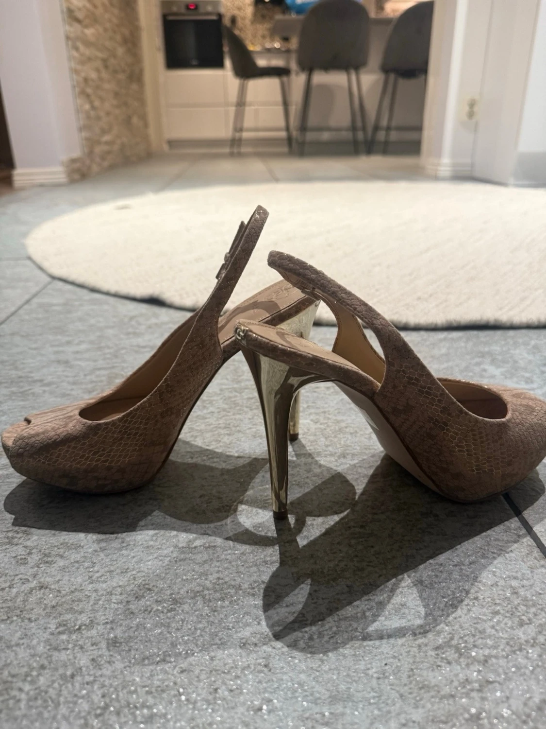 Beige peep toe pumps från Guess - 2