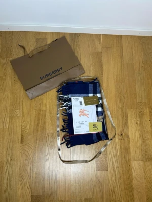 Burberry Halsduk 100% Kashmir - Storlek: One Size | 100% Kashmir | FRI FRAKT!!!🚨| Skickad 24h inom köp | Skriv vid minsta lila |