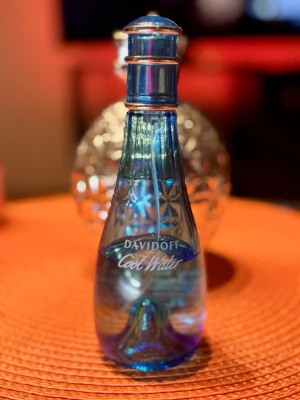 Davidoff Cool Water  - Fräsch Edt parfym Cool Water från Davidoff. Ca 70% kvar i en 100ml flaska. För mängd se bild. 