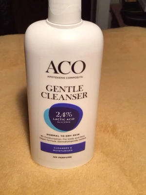 ACO Gentle Cleanser 2,4% mjölksyra - Mild rengöring från ACO med 2,4% mjölksyra och glycerin. Passar normal till torr och känslig hud. Vegansk formula, parfymfri och dermatologiskt testad. Vit plastflaska med pump, kan användas till både kropp och ansikte.