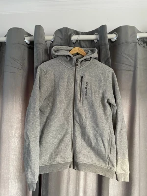 Grå hoodie från Sail racing - En fin grå zip hoodie från Sail racing som är sparsamt använd. Tröjan är i storlek 170 och sitter som en xs-S 