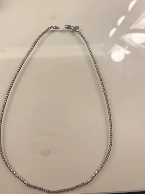 Maria Black Saffi Necklace Halsband 50 cm – 925 silver – NY - Helt nytt halsband från Maria Black, modell Saffi Necklace 50 cm, i 925 sterling silver. Aldrig använt.  Säljs i originalförpackning (OBS förpackningen har mindre defekter) Nypris 1 500 kr.  Ett stilrent och populärt halsband – perfekt både till vardag och fest.  Skickas väl emballerat. Ansvarar ej för postens hantering.