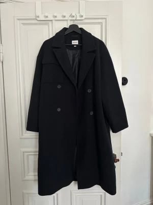 marinblå oversized kappa från kappahl - oversize  shows slight signs of pilling on the underside of the sleeve but it is only subtle   length: 112cm