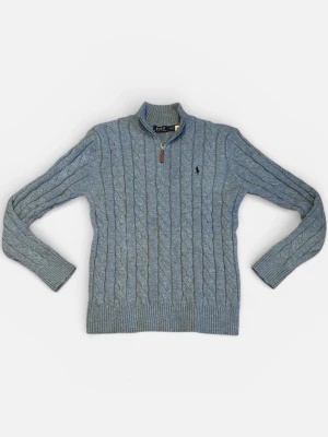  tröja från Polo Ralph Lauren - Kabelstickad grå tröja från Polo Ralph Lauren med halv dragkedja och ståkrage. Tröjan har ribbade muddar och nederkant samt den klassiska broderade loggan på bröstet. Perfekt för lager på lager och snygg till jeans.