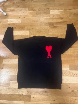 Svart AMI PARIS  - Svart stickad tröja från AMI Paris. Den är väldigt ny o jag har använt den några gånger bara.
