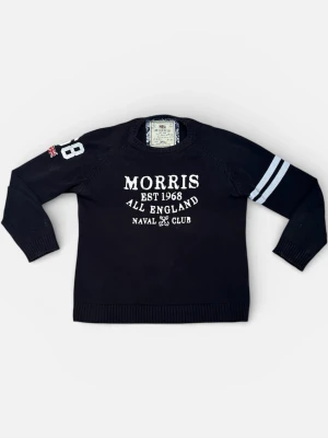 Marin blå tröja från Morris - Svart tröja från Morris Naval Club med vit text och tryck framtill, samt siffran 68 och brittisk flagga på ena ärmen. Två vita ränder på andra ärmen. Rund halsringning och ribbade muddar. Perfekt för en sportig och stilren look.