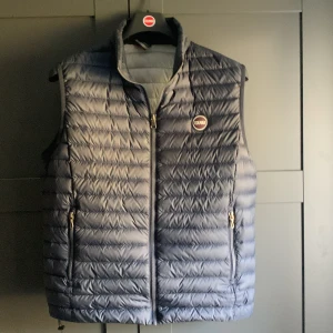 Colmar väst  - Säljer nu denna jätte fina colmar västen, skick 9/10. Nypris 2800. Storlek 50, s/m modellen på bilden är 176. Köparen betalar för frakten. Hör av er vid minsta lilla fundering 