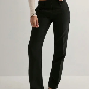 Svarta kostymbyxor från Nelly - Köpte nyss på Nelly men var för små och orkade inte skicka tillbaka. Är i storlek 38 men skulle säga att de passar 36 bättre. Prislapp, påse och allt kvar då jag endast testat dem. Skriv vid frågor! 