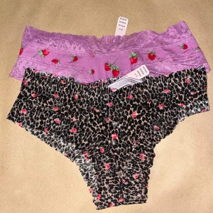NY! Victoria’s Secret trosor (Strawberry + Leopard) - NY med prislapp! Två slutsålda trosor från VS i storlek S. Jordgubbar + leopard. Tyvärr inte min storlek därför säljer jag billigare. 