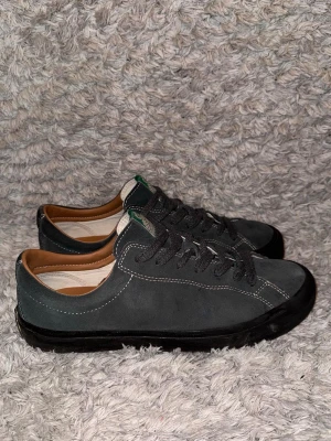 Sneakers - | Skick: 8/10 | Färg: Grå och svart | Vad inkluderas: Enbart skorna | Nypris 899kr |