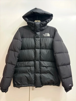 The north face jacka - Säljer en svart pufferjacka från The North Face. Perfekt för kalla dagar när du vill hålla värmen utan att kompromissa med stilen. Klassisk modell med hög krage, dragkedja framtill och diskret logotyp på bröstet.  Jackan är lätt men isolerar effektivt och funkar lika bra till vardags som på promenader eller resa. Tidlös design som aldrig går ur stil.