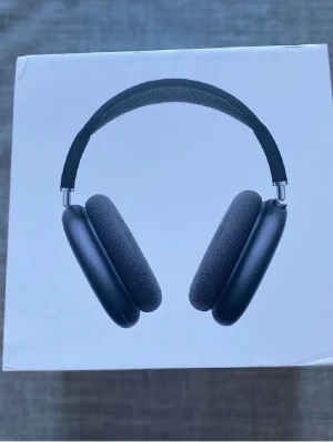  AirPods Max hörlurar navy - Snygga AirPods Max i navy med stilren design. Over-ear-modell med mjuka öronkuddar i mesh och metallbåge för extra komfort. Perfekta för musik, gaming eller film med grym ljudkvalitet och modern look. funkar helt perfekt med bra batteri, brusreducering och bra ljud. Ser även. PRIS KAN DISKUTERAS,  är k0pia