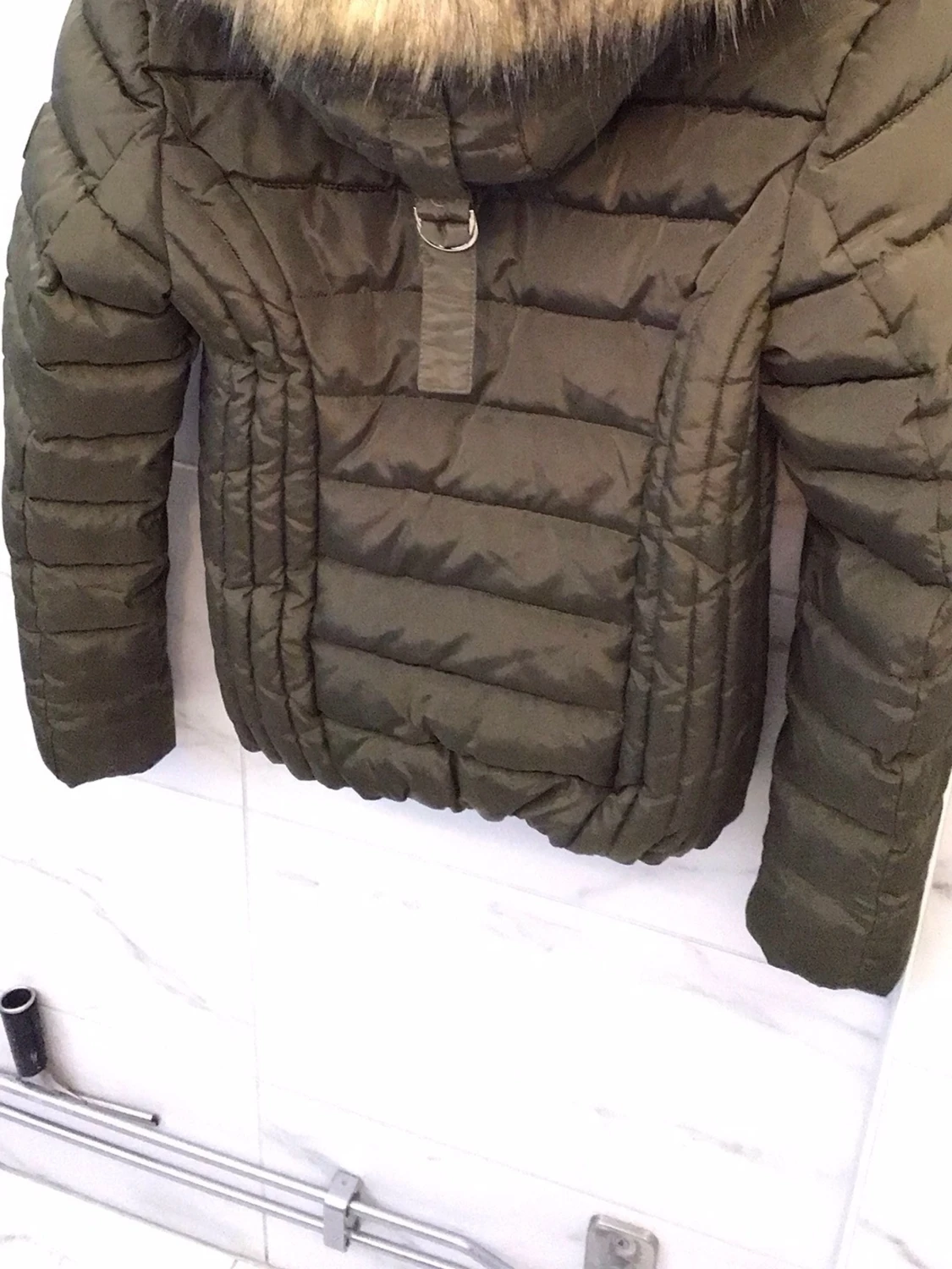 Olivgrön pufferjacka med fuskpäls - 1