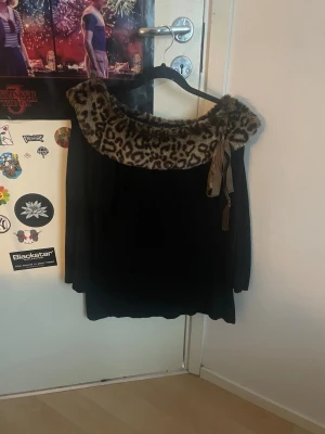 Svart tröja med leopardkrage - En jättesnygg y2k tröja som tyvärr inte används längre. Det står storlek s men jag skulle säga att den kan passa M också.