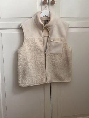 Beige fleeceväst med dragkedja - Intressekoll på min väst 💞Därav priset.
