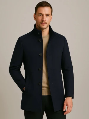 Mörkblå ulkappa  - Snygg mörkblå rock med ståkrage och knäppning framtill. Rocken har två sidfickor och en inre vaddering med dragkedja, perfekt för kyligare dagar. Materialet är ullblandning och modellen är rak och klassisk. Köpt för 1899 därav priset. Helt ny med lapp. 