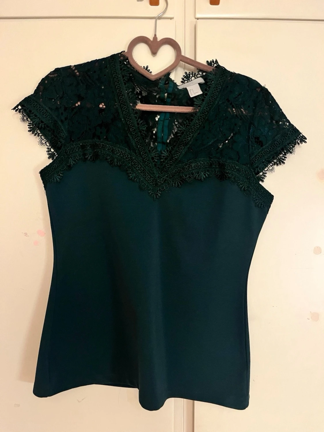 Mörkgrön spets topp